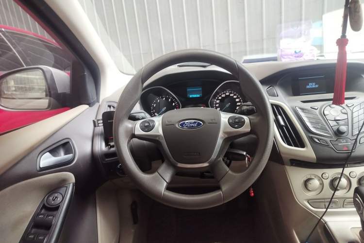 Used Ford Focus 2012 Sedan 1.6L Automatic Comfort Model Steering Wheel