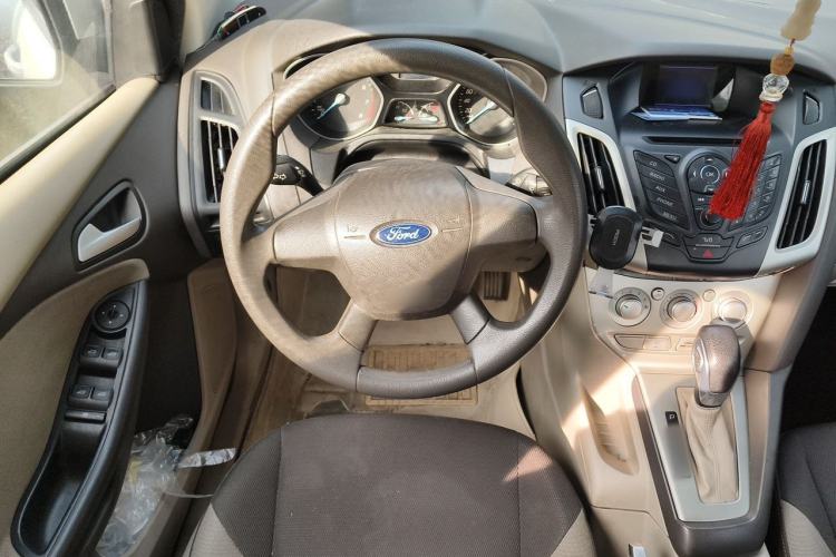 Used Ford Focus 2012 Sedan 1.6L Automatic Comfort Model Steering Wheel