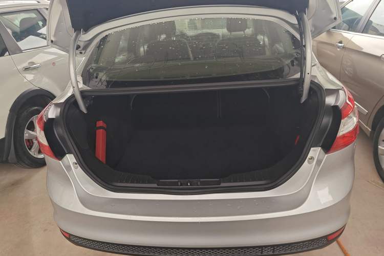 Used Ford Focus 2012 Sedan 1.6L Manual Comfort Model Trunk