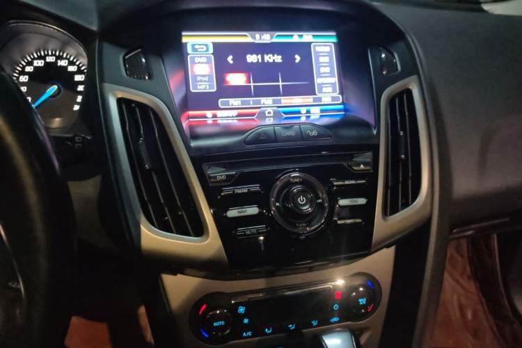 Used Ford Focus 2012 Hatchback 1.6L Automatic Fashion Edition Audio And AC Panel