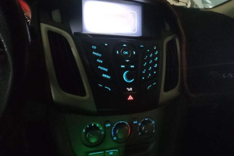 Used Ford Focus 2012 Sedan 1.6L Manual Comfort Model Audio And AC Panel