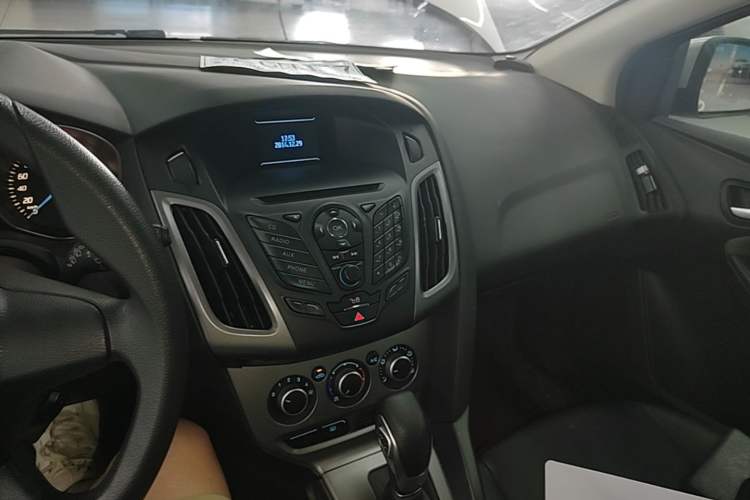 Used Ford Focus 2012 Hatchback 1.6L Automatic Comfort Model Audio And AC Panel