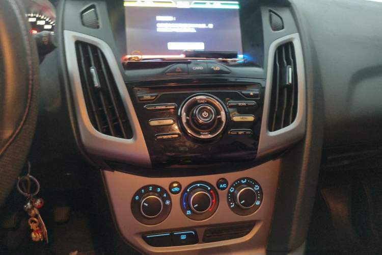 Used Ford Focus 2012 Hatchback 1.6L Manual Comfort Model Audio And AC Panel