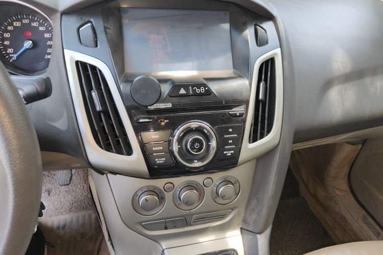 Used Ford Focus 2012 Sedan 1.6L Manual Comfort Model Audio And AC Panel