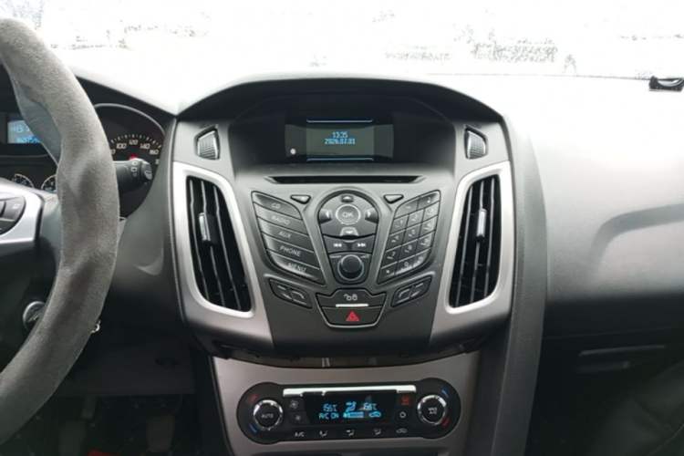 Used Ford Focus 2012 Hatchback 1.6L Manual Fashion Edition Audio And AC Panel
