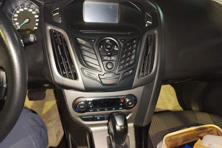 Used Ford Focus 2012 Hatchback 1.6L Automatic Fashion Edition Audio And AC Panel