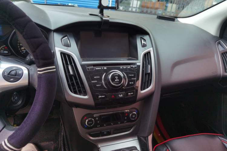 Used Ford Focus 2012 Sedan 1.6L Manual Fashion Edition Audio And AC Panel