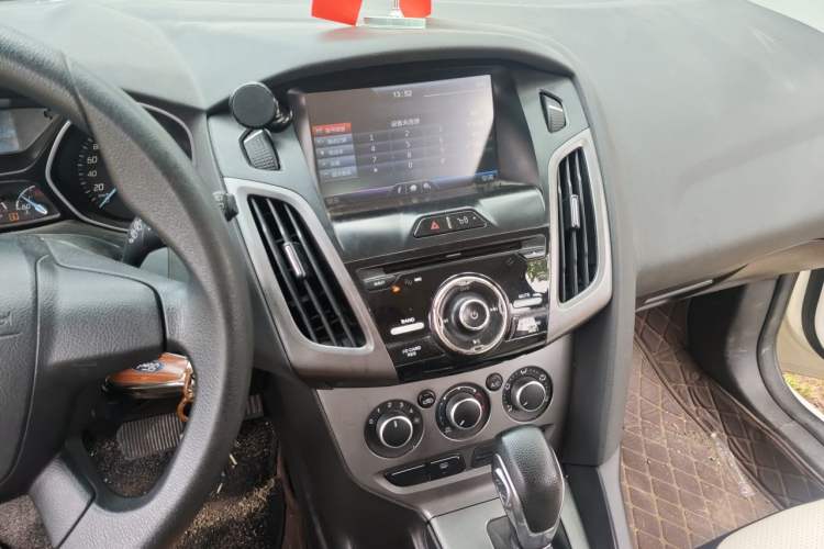 Used Ford Focus 2012 Hatchback 1.6L Automatic Comfort Model Audio And AC Panel