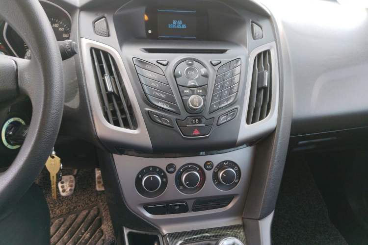 Used Ford Focus 2012 Hatchback 1.6L Manual Comfort Model Audio And AC Panel