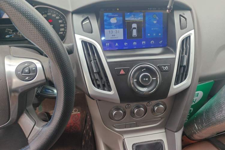 Used Ford Focus 2012 Sedan 1.6L Manual Comfort Model Audio And AC Panel