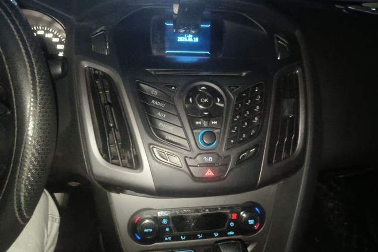 Used Ford Focus 2012 Hatchback 1.6L Automatic Fashion Edition Audio And AC Panel