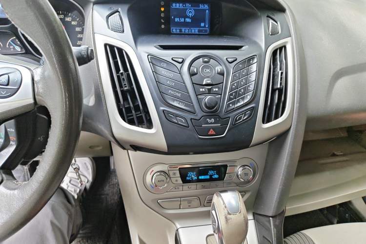 Used Ford Focus 2012 Hatchback 1.6L Automatic Fashion Edition Audio And AC Panel