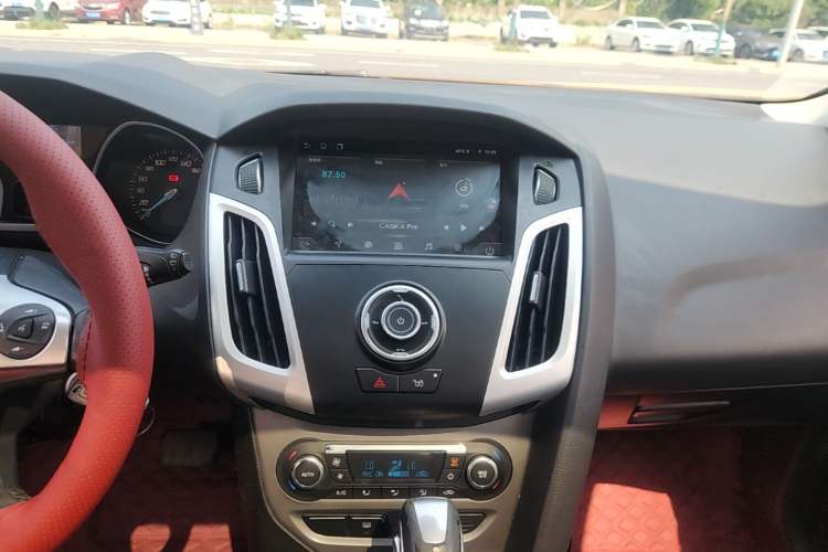 Used Ford Focus 2012 Hatchback 1.6L Automatic Fashion Edition Audio And AC Panel