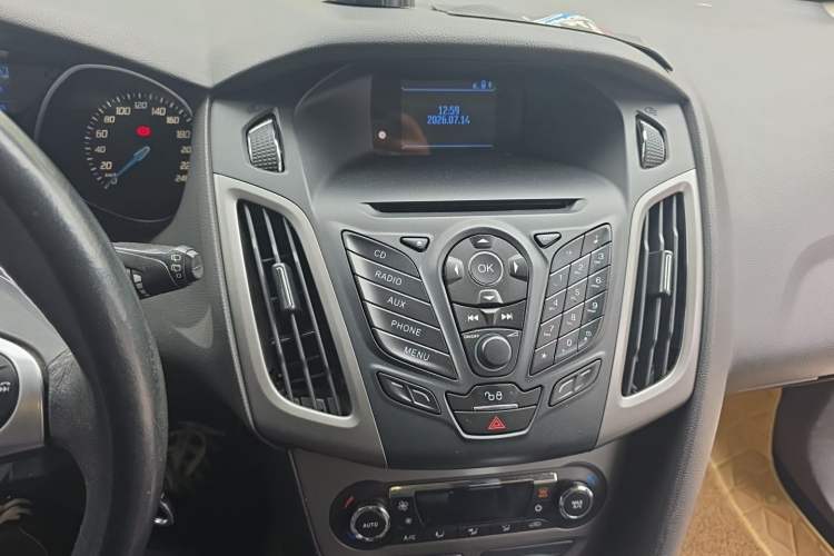 Used Ford Focus 2012 Hatchback 1.6L Automatic Fashion Edition Audio And AC Panel