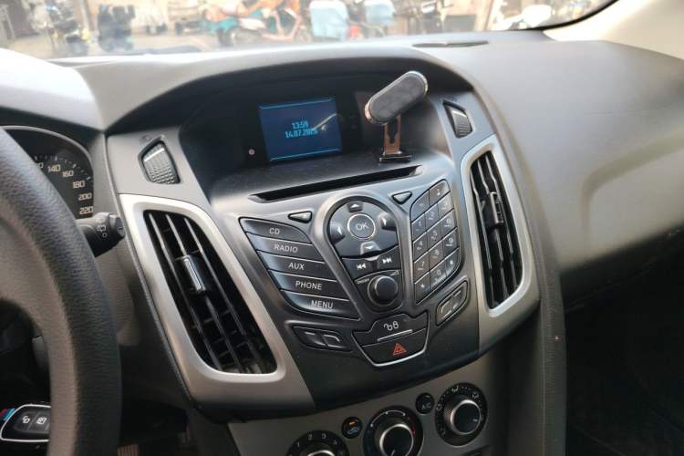 Used Ford Focus 2012 Hatchback 1.6L Manual Comfort Model Audio And AC Panel