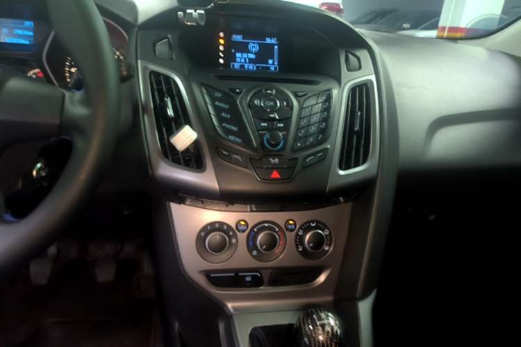 Used Ford Focus 2012 Hatchback 1.6L Manual Comfort Model Audio And AC Panel