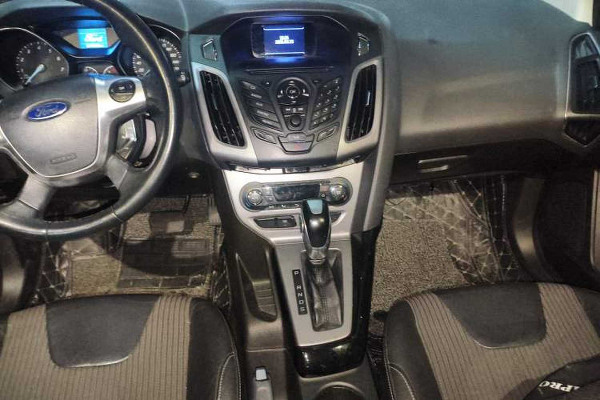 Used Ford Focus 2012 Hatchback 1.6L Automatic Fashion Edition Audio And AC Panel