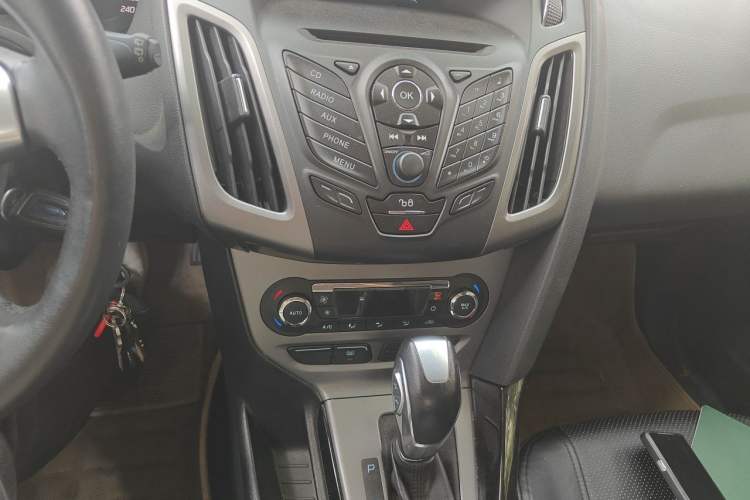 Used Ford Focus 2012 Hatchback 1.6L Automatic Fashion Edition Audio And AC Panel