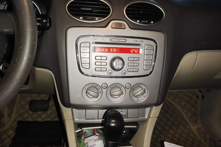 Used Ford Focus 2012 Hatchback Classic 1.8L Automatic Fashion Edition Audio And AC Panel