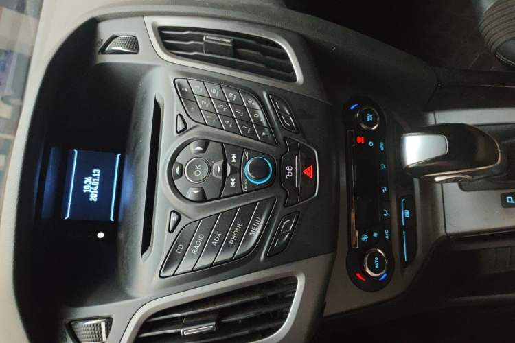 Used Ford Focus 2012 Hatchback 1.6L Automatic Fashion Edition Audio And AC Panel