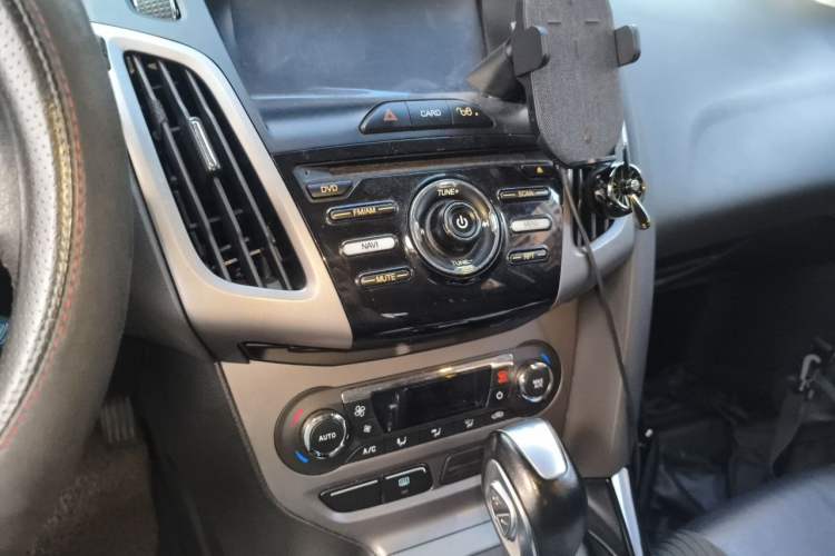 Used Ford Focus 2012 Hatchback 1.6L Automatic Fashion Edition Audio And AC Panel