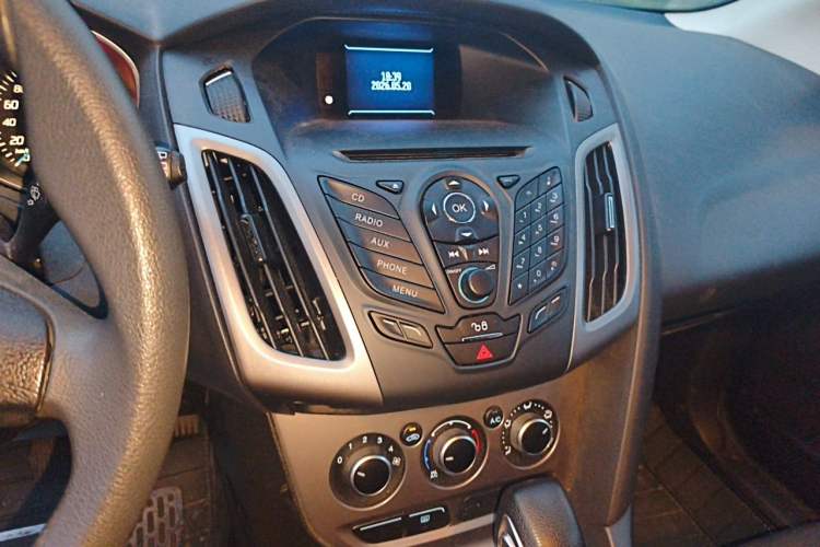 Used Ford Focus 2012 Hatchback 1.6L Automatic Comfort Model Audio And AC Panel