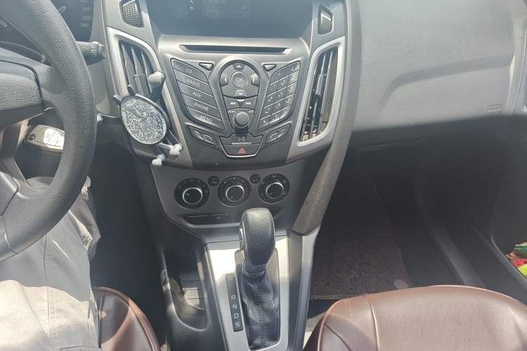 Used Ford Focus 2012 Hatchback 1.6L Automatic Comfort Model Audio And AC Panel