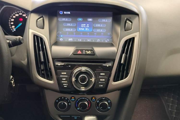 Used Ford Focus 2012 Hatchback 1.6L Automatic Comfort Model Audio And AC Panel
