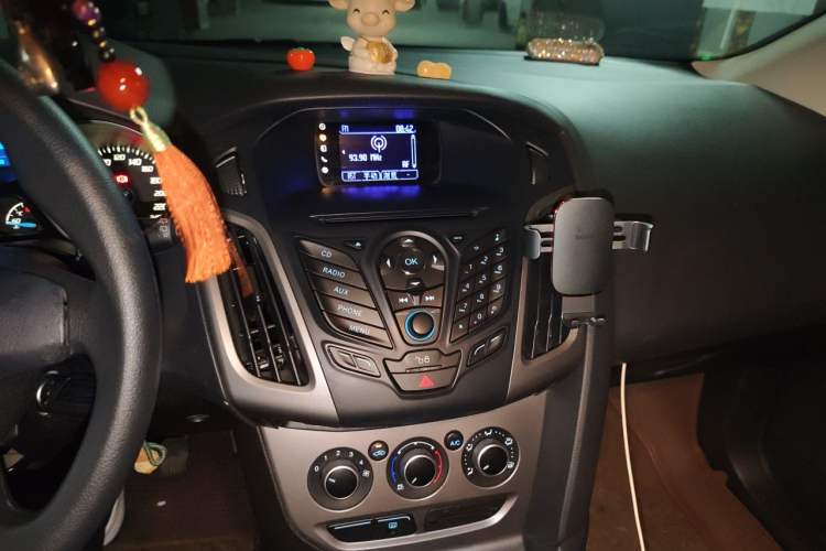 Used Ford Focus 2012 Hatchback 1.6L Manual Comfort Model Audio And AC Panel