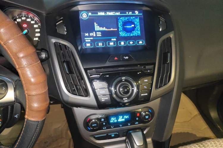 Used Ford Focus 2012 Hatchback 1.6L Automatic Fashion Edition Audio And AC Panel