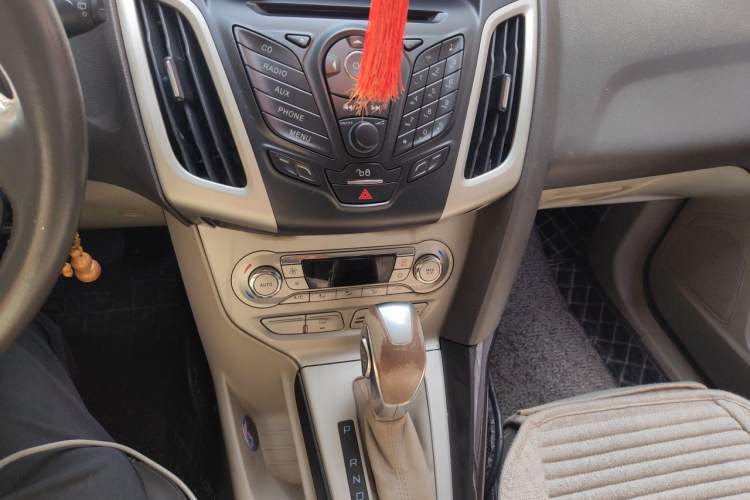 Used Ford Focus 2012 Hatchback 1.6L Automatic Fashion Edition Audio And AC Panel