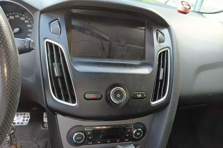 Used Ford Focus 2012 Hatchback 1.6L Automatic Fashion Edition Audio And AC Panel