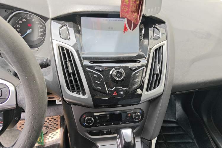 Used Ford Focus 2012 Hatchback 1.6L Automatic Fashion Edition Audio And AC Panel