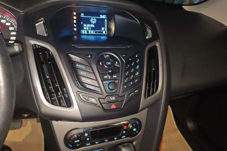 Used Ford Focus 2012 Hatchback 1.6L Automatic Fashion Edition Audio And AC Panel