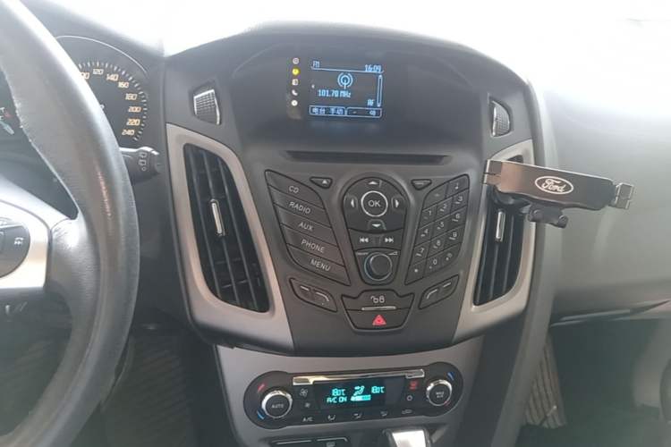 Used Ford Focus 2012 Hatchback 1.6L Automatic Fashion Edition Audio And AC Panel
