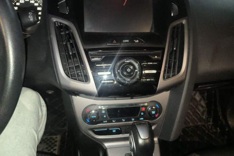 Used Ford Focus 2012 Hatchback 1.6L Automatic Fashion Edition Audio And AC Panel
