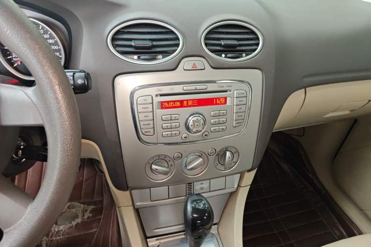 Used Ford Focus 2012 Hatchback Classic 1.8L Automatic Fashion Edition Audio And AC Panel