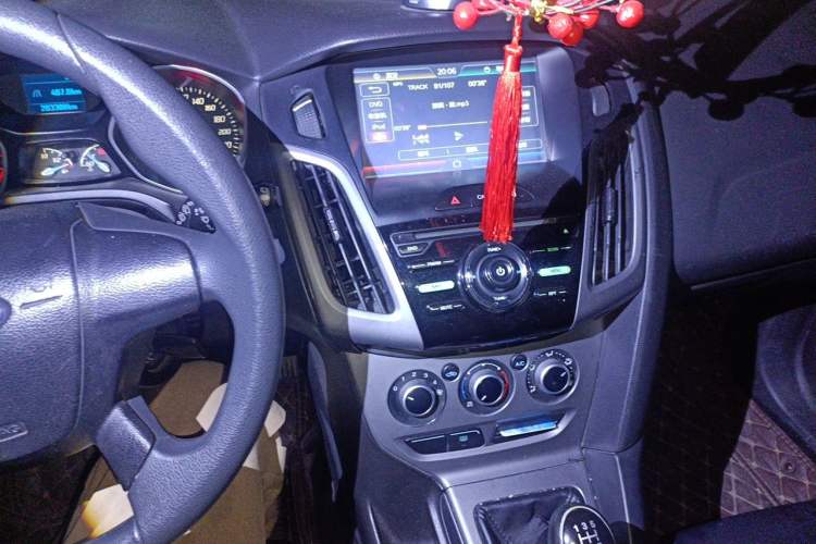 Used Ford Focus 2012 Hatchback 1.6L Manual Comfort Model Audio And AC Panel