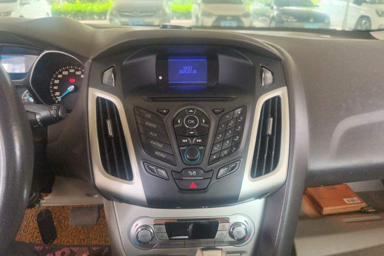 Used Ford Focus 2012 Hatchback 1.6L Automatic Fashion Edition Audio And AC Panel
