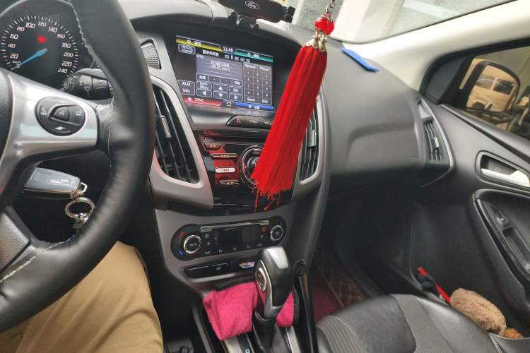 Used Ford Focus 2012 Hatchback 1.6L Automatic Fashion Edition Audio And AC Panel