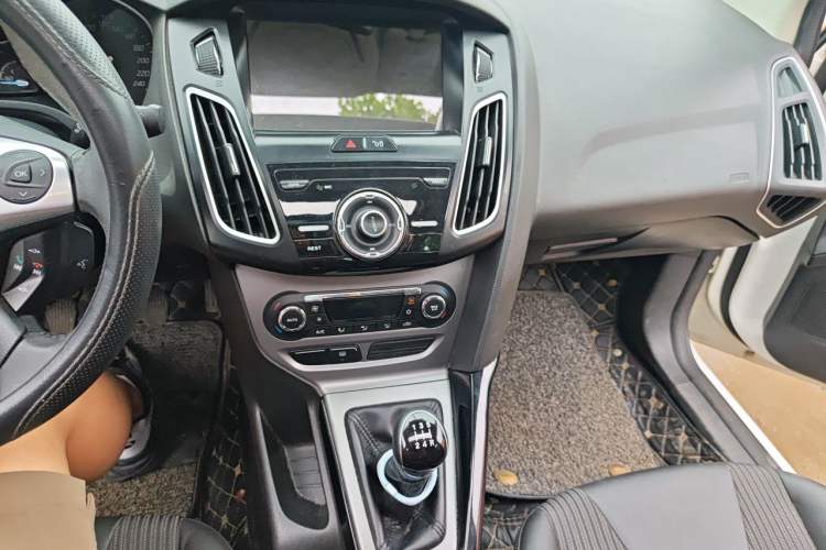Used Ford Focus 2012 Sedan 1.6L Manual Fashion Edition Audio And AC Panel