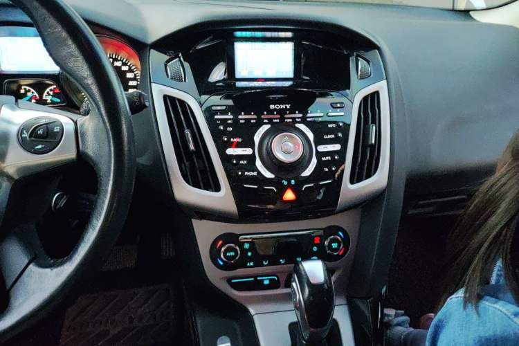 Used Ford Focus 2012 Hatchback 2.0L Automatic Luxury Sport Model Audio And AC Panel