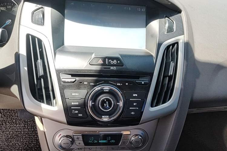 Used Ford Focus 2012 Sedan 1.6L Automatic Comfort Model Audio And AC Panel