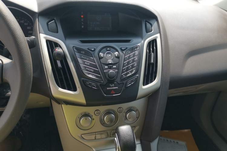 Used Ford Focus 2012 Sedan 1.6L Automatic Comfort Model Audio And AC Panel