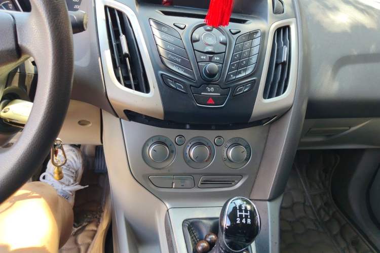Used Ford Focus 2012 Sedan 1.6L Manual Comfort Model Audio And AC Panel