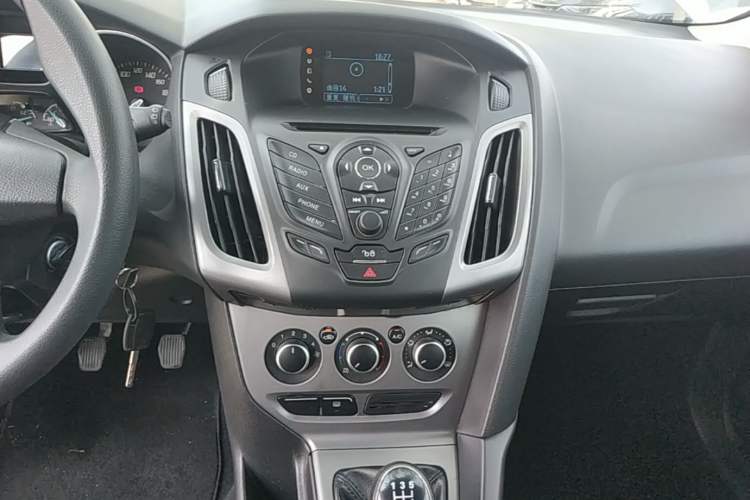 Used Ford Focus 2012 Hatchback 1.6L Manual Comfort Model Audio And AC Panel