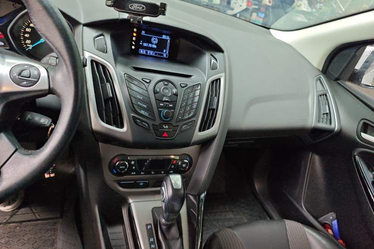 Used Ford Focus 2012 Hatchback 1.6L Automatic Fashion Edition Audio And AC Panel