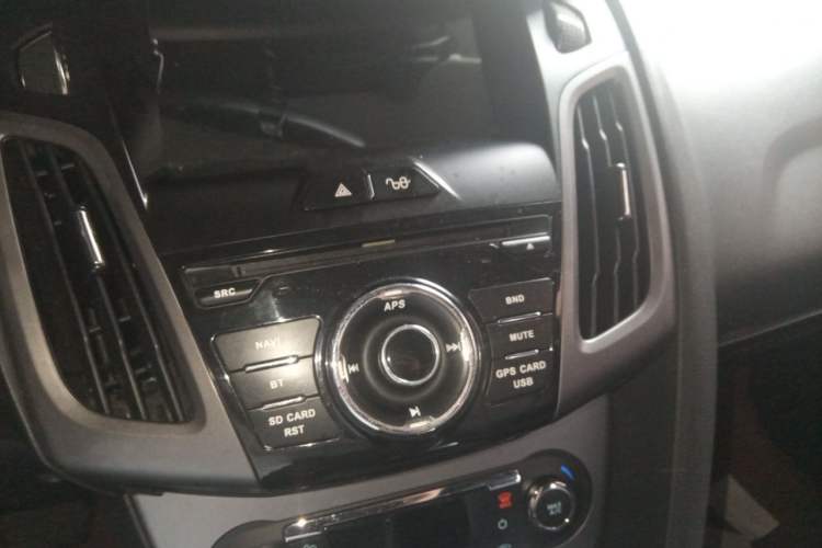 Used Ford Focus 2012 Hatchback 1.6L Automatic Fashion Edition Audio And AC Panel