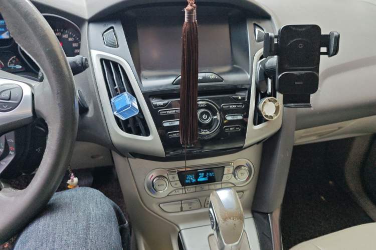 Used Ford Focus 2012 Hatchback 1.6L Automatic Fashion Edition Audio And AC Panel