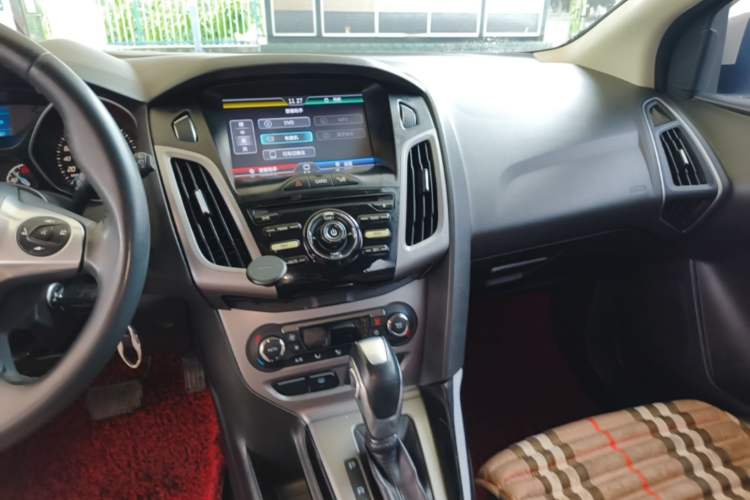 Used Ford Focus 2012 Hatchback 1.6L Automatic Fashion Edition Audio And AC Panel
